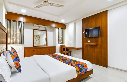 Sayajiganj Hotel | Fabhotel Jal Sagar