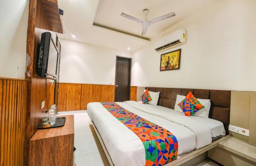 Azadpur Hotel | FabHotel Shri Sai DX - Nr Adarsh Nagar Metro