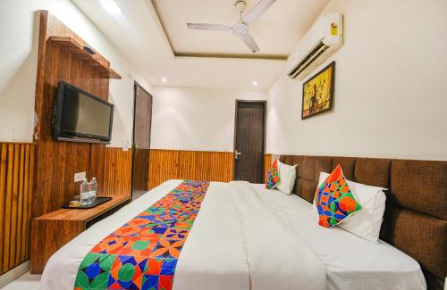 Azadpur Hotel | FabHotel Shri Sai DX - Nr Adarsh Nagar Metro