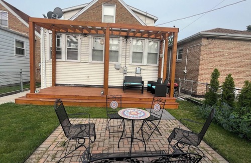 West Lawn Apartment | Fabulous 3-bedroom apartment with AC in Chicago close midway airport