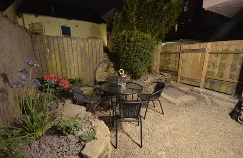 Mylor Churchtown Apartment | Fabulous 3 storey townhouse style apt in central Falmouth with courtyard garden.