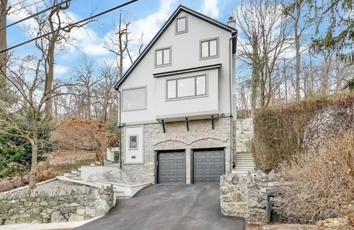 Hastings-On-Hudson House | Fabulous 4 Bed, 2 Bath in Hastings on Hudsonn