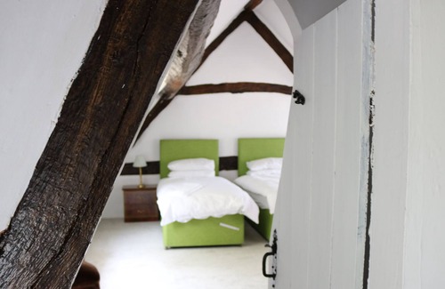 Knutsford House | FABULOUS 4 BEDROOM THATCHED COTTAGE
