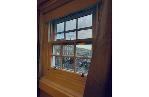 West End Condo | Fabulous City Centre 4-Bed Retreat