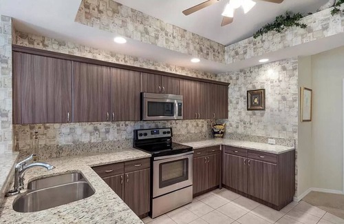 Naples House | Fabulous Coach House in Cypress Woods Golf & Country Club. Golf membership.