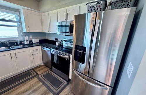 Breakers Condo | Fabulous views from every window~granite~king bed~wifi~Smart TV's~pool