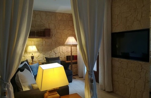 Greoux-les-Bains Apartment | Face aux Thermes de Gréoux, T1 Classé 40m2 Avec Parking et Jardins Privatifs