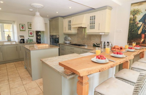Milton-under-Wychwood Cottage | FAIRVIEW COTTAGE, pet friendly in Milton-Under-Wychwood