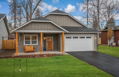 Ponderay House | Fairway Retreat with Hot Tub on the Golf Course