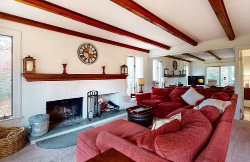 West Hartford Cabin | Fairway Village gem on the Quechee Golf Course - air-conditioning & fireplace