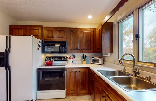 West Hartford Cabin | Fairway Village gem on the Quechee Golf Course - air-conditioning & fireplace