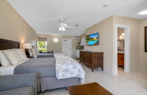 Palm River Estates Hotel | Fairways Inn of Naples