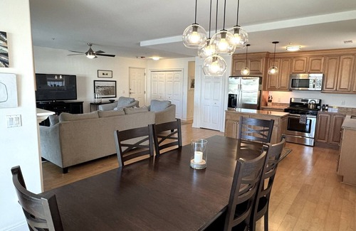 New Buffalo Condo | Fall 2 nt min Perfect Location Condo Pools Walk to all Beach 1.5 blk