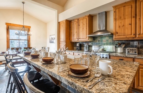 Mammoth Lakes House | Fall Available! Home with Loft Area! Panoramic Mountain Views! Shared Hot Tub!