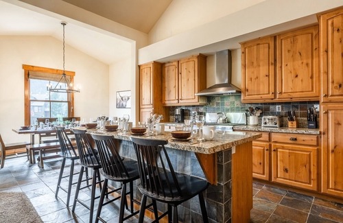 Mammoth Lakes House | Fall Available! Home with Loft Area! Panoramic Mountain Views! Shared Hot Tub!