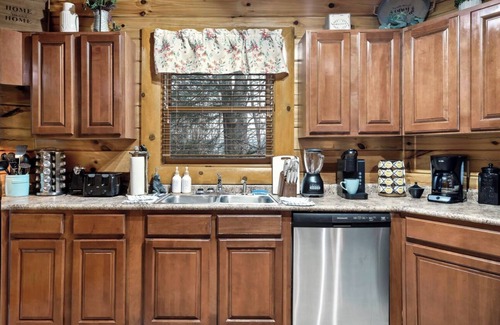 Cosby Cabin | FALL BOOKINGS 4-Story Luxury Cabin w-Pool, HotTub & Theater—Perfect for Families