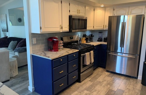 Lynn Center House | Fall Colors! Lux Riverfront, Hot Tub, In & Outdoor Fireplace & Best place in QC.