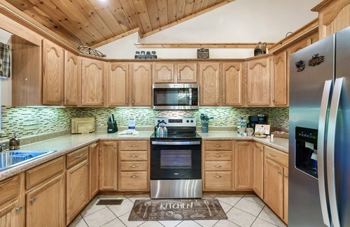 Gatlinburg - Pigeon Forge Cabin | FALL Getaway| Swim Spa, Fire pit, 3 King Bed, Dog, Spacious Parking Wears Valley