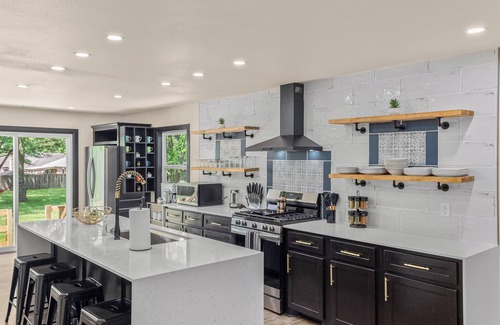 Bentonville House | Fall in Bentonville! Guest Favorite and Bikers Retreat. Pets Welcome!