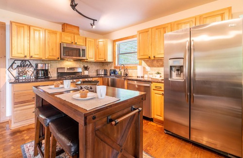 Wears Valley Cabin | Fall Sale - Mountain view, game room, theater, fire pit & hot tub near park!