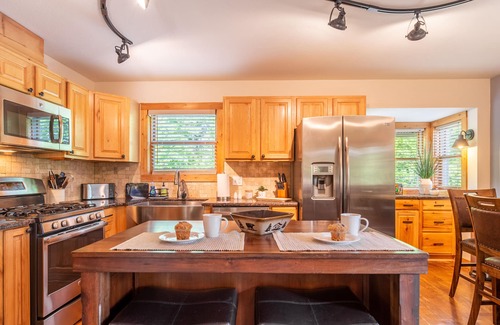 Wears Valley Cabin | Fall Sale - Mountain view, game room, theater, fire pit & hot tub near park!