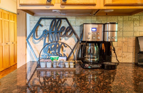 Wears Valley Cabin | Fall Sale - Mountain view, game room, theater, fire pit & hot tub near park!