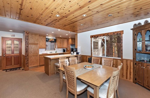 Upper Moonridge Cabin | Falling Leaves by Destination Big Bear : Premiere Moonridge Cabin Offering a Perfect Setting for Escaping to the Mountains!