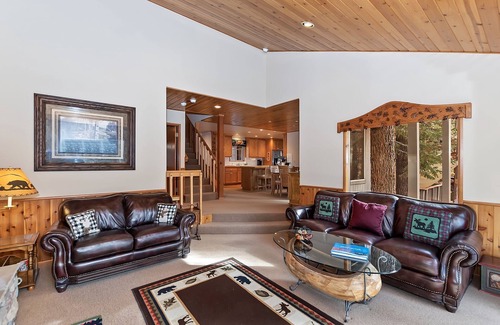 Upper Moonridge Cabin | Falling Leaves by Destination Big Bear : Premiere Moonridge Cabin Offering a Perfect Setting for Escaping to the Mountains!