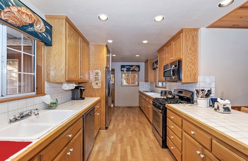 Upper Moonridge Cabin | Falling Leaves by Destination Big Bear : Premiere Moonridge Cabin Offering a Perfect Setting for Escaping to the Mountains!
