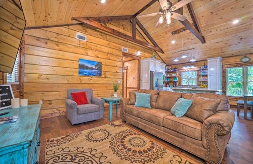 Hatton House | Falling Star Eagletown Cabin with Hot Tub Pets OK