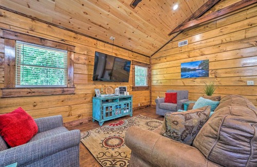 Hatton House | Falling Star Eagletown Cabin with Hot Tub Pets OK