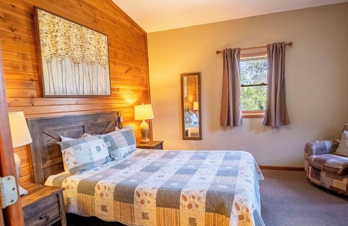 Logan Cabin | Fallswood Lodge - Hosted by The Chalets