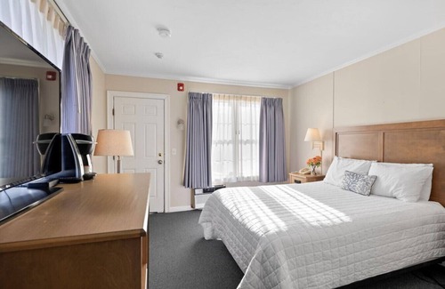 Falmouth Heights Hotel | Falmouth Getaway | Queen Bed | Walk to Beach