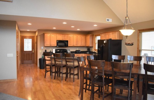 Lakeside Estates House | Family Affair, room 4 30, 15 Beds, 2 FULL Kitchens! Huge dock w 2 boat slip