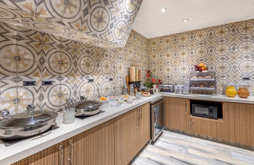 Southeast Torrance Hotel | Family and Friends Getaway! Four Sleek Units, Relaxing patio, Gym, Free Parking