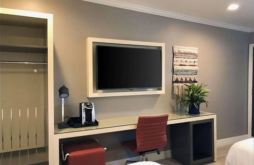 Southeast Torrance Hotel | Family and Friends Getaway! Four Sleek Units, Relaxing patio, Gym, Free Parking