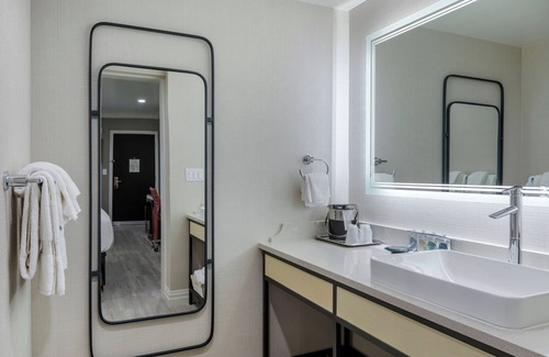 Southeast Torrance Hotel | Family and Friends Getaway! Four Sleek Units, Relaxing patio, Gym, Free Parking