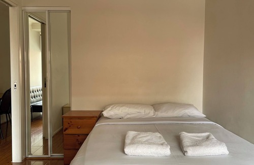 Carlton South Apartment | Family Apartment for 5 in CBD