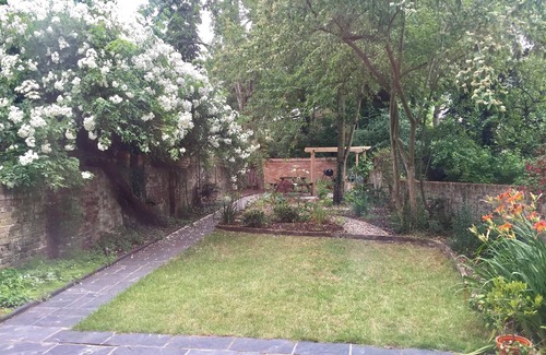 St. George's Apartment | Family Apartment with Home Cinema and Garden in Zone 2