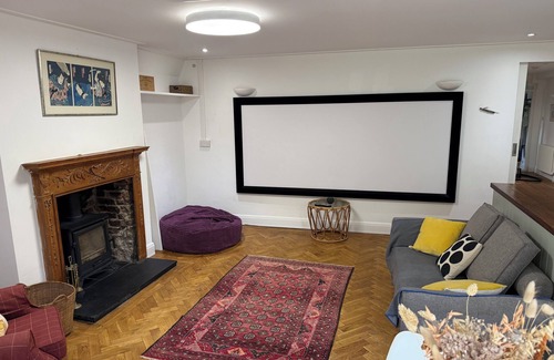 St. George's Apartment | Family Apartment with Home Cinema and Garden in Zone 2