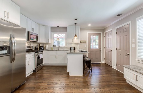 Smyrna House | Family Bungalow/mins to Braves w/king/backyard