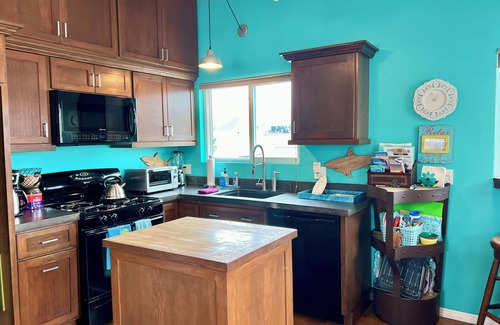 West Newport Apartment | Family Bungalow, walk to bch, eateries, quiet area. Need more space add 4403165