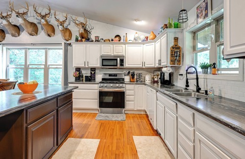 Wisconsin Dells Cabin | Family Cabin w/Hot Tub: 10 Mi to The Dells!