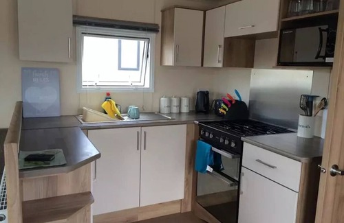 New Forest District House | Family Caravan 5* Shorefield Park FREE Wifi & Passes sleeps 6 with Decking