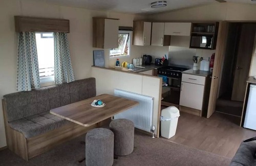 New Forest District House | Family Caravan 5* Shorefield Park FREE Wifi & Passes sleeps 6 with Decking