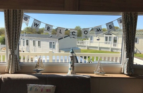 New Forest District House | Family Caravan 5* Shorefield Park FREE Wifi & Passes sleeps 6 with Decking