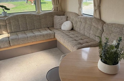 Skegness House | Family Caravan short walk to Fantasy Island, Beach and Butlins