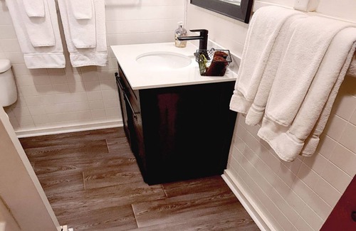 Wilmington Ski Chalet | Family Chalet with fireplace under Pine trees