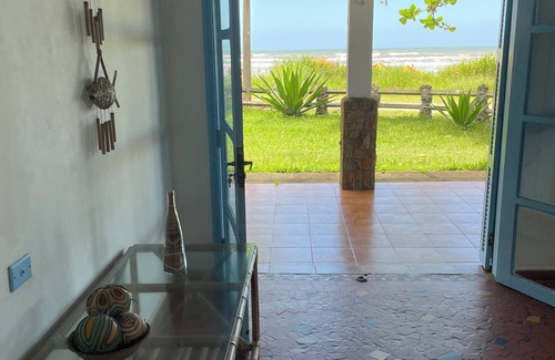 Santa Terezinha House | Family condominium facing the beach.