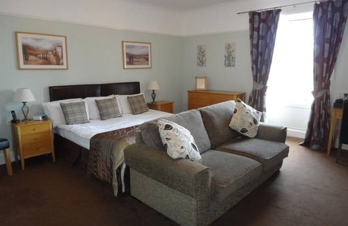 Inchture Hotel | Family Ensuite with Bath at Inchture Hotel